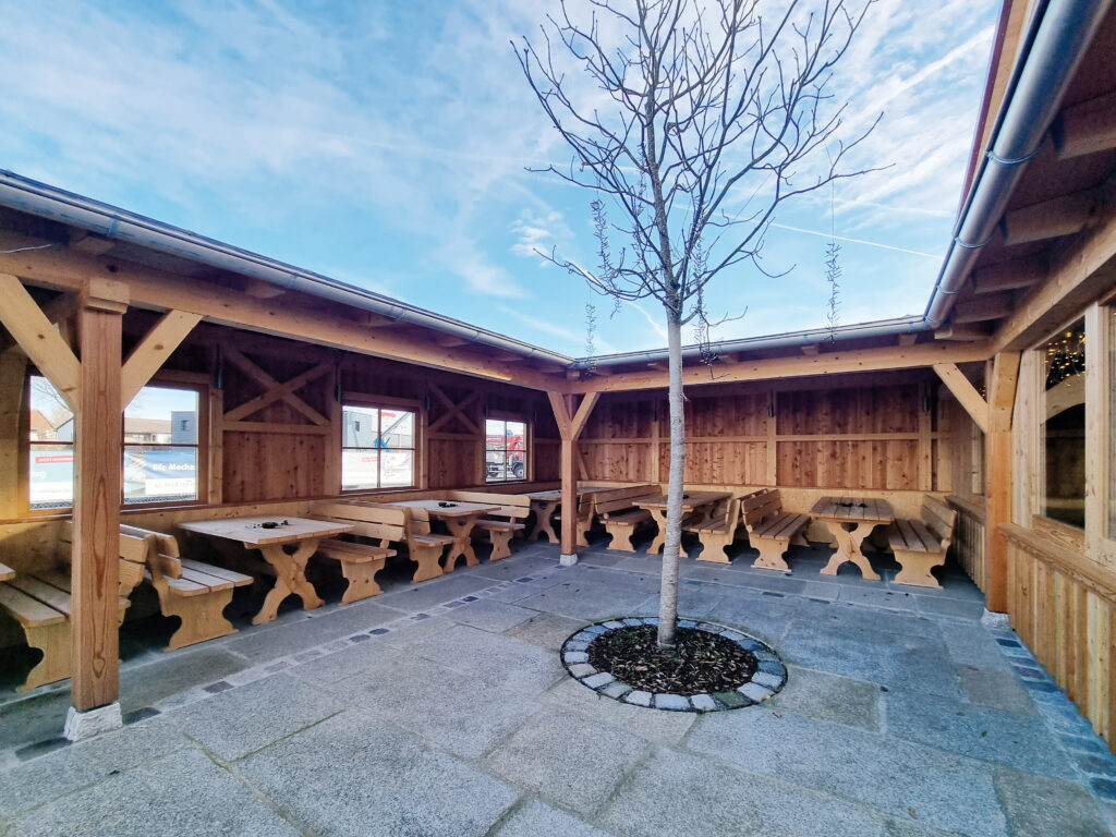 Der Eingangsbereich und die Terrasse der Schmankerl Oim