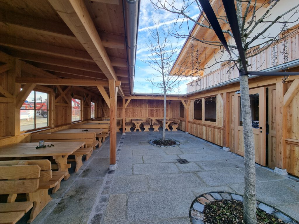 Die Terrasse mit Blick auf das Salettl